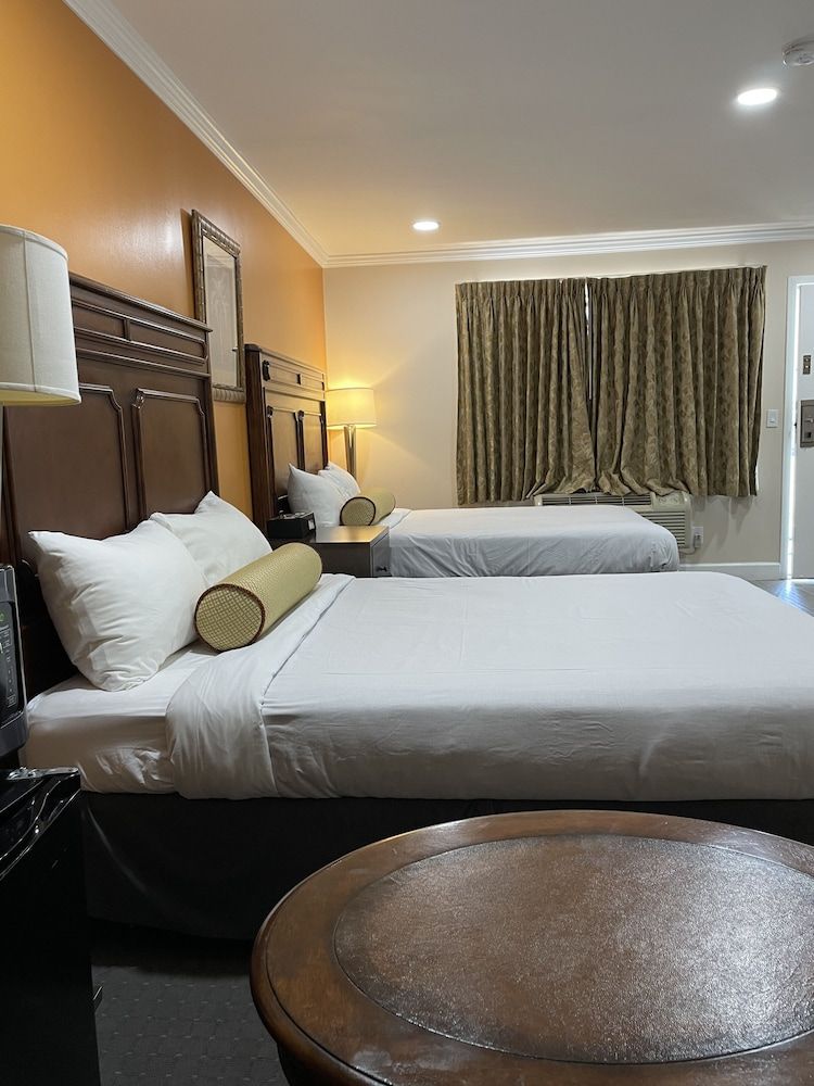 Howard Johnson by Wyndham Ridgecrest, CA Studio Suite, 2 Queen Beds, Non Smoking 2