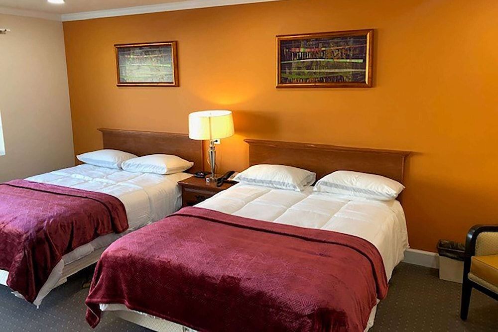 Howard Johnson by Wyndham Ridgecrest, CA Room, 2 Queen Beds, Non Smoking 2