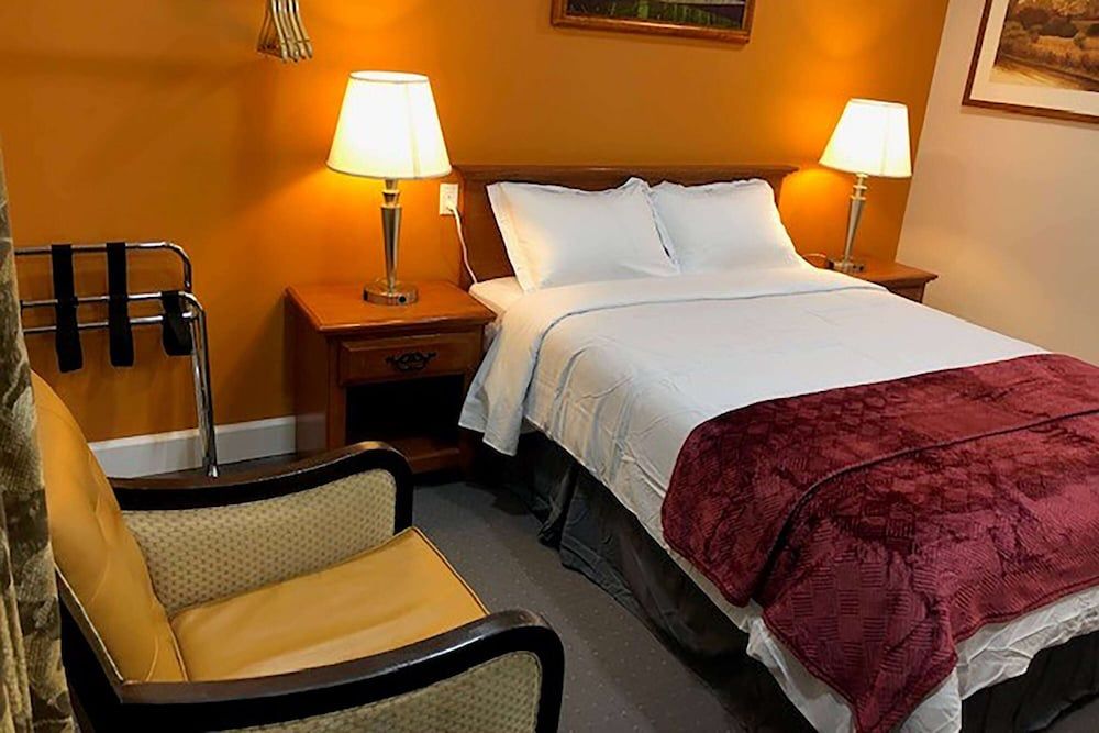 Howard Johnson by Wyndham Ridgecrest, CA Room, 1 Queen Bed, Non Smoking 13