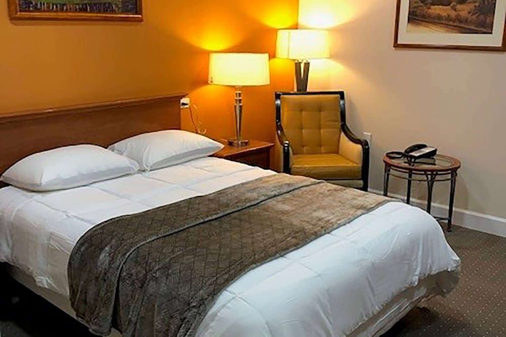 Howard Johnson by Wyndham Ridgecrest, CA Room, 1 Queen Bed, Non Smoking 8