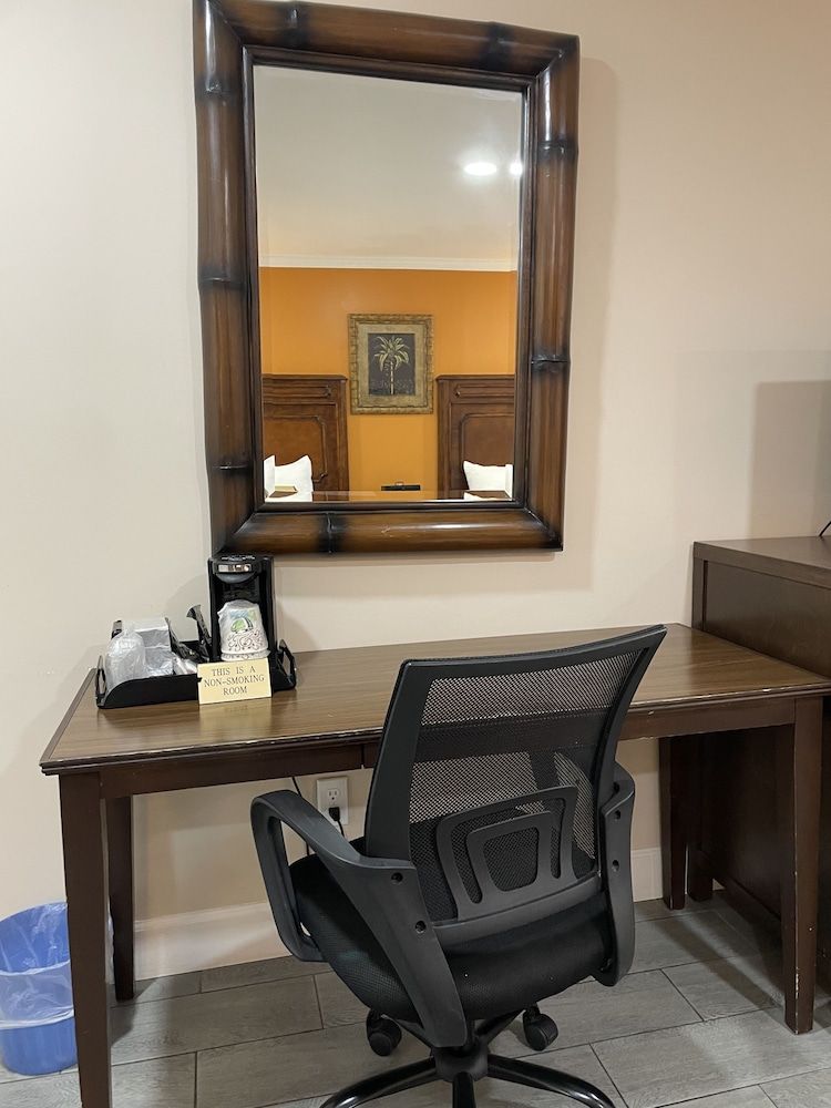 Howard Johnson by Wyndham Ridgecrest, CA Studio Suite, 2 Queen Beds, Non Smoking 9