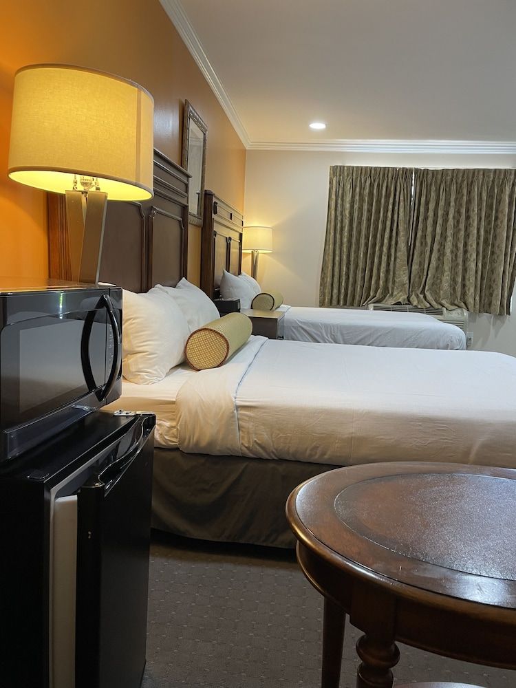 Howard Johnson by Wyndham Ridgecrest, CA Studio Suite, 2 Queen Beds, Non Smoking 3