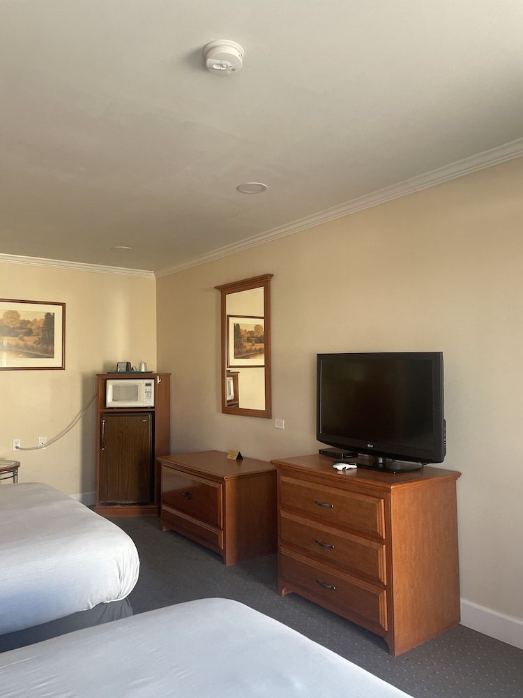 Howard Johnson by Wyndham Ridgecrest, CA Room, 2 Queen Beds, Non Smoking 8