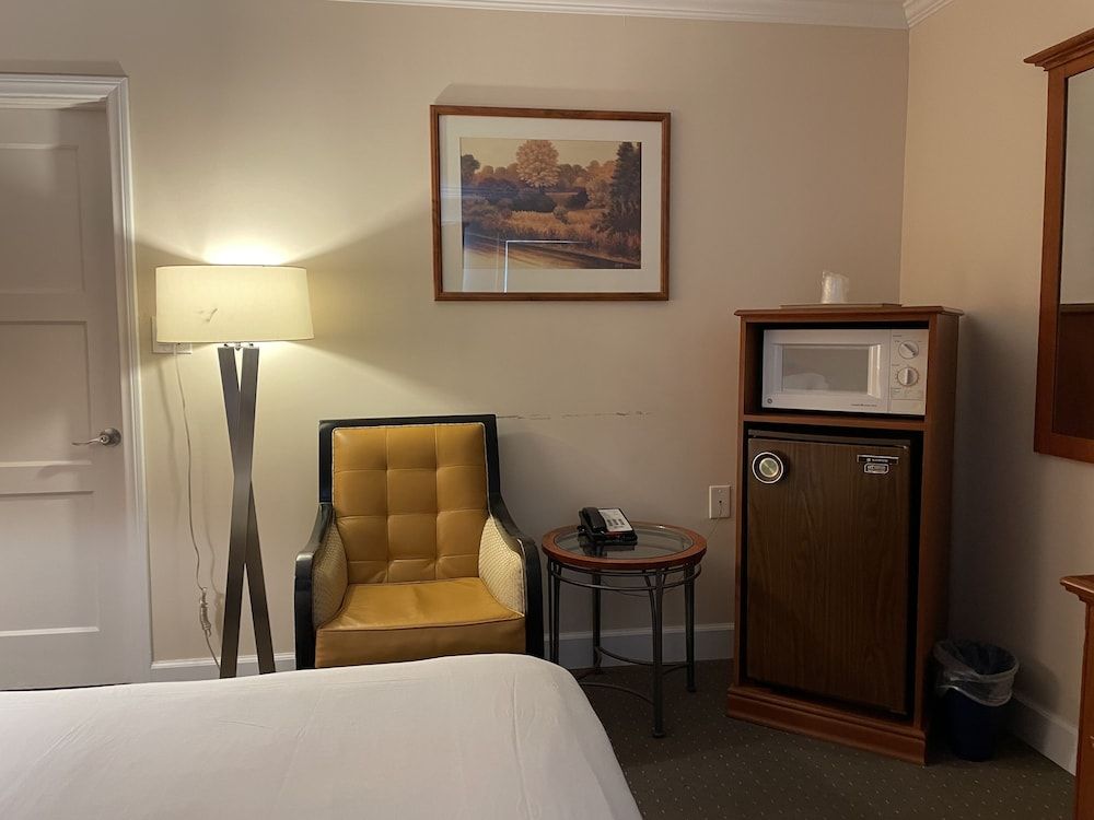 Howard Johnson by Wyndham Ridgecrest, CA Room, 1 Queen Bed, Non Smoking 3