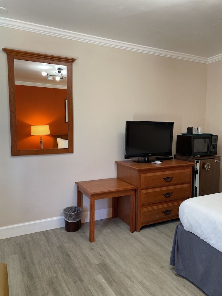 Howard Johnson by Wyndham Ridgecrest, CA Room, 1 Queen Bed, Non Smoking 31