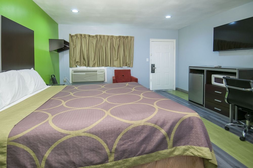 Executive Inn Standard Room, 1 King Bed, Non Smoking 2