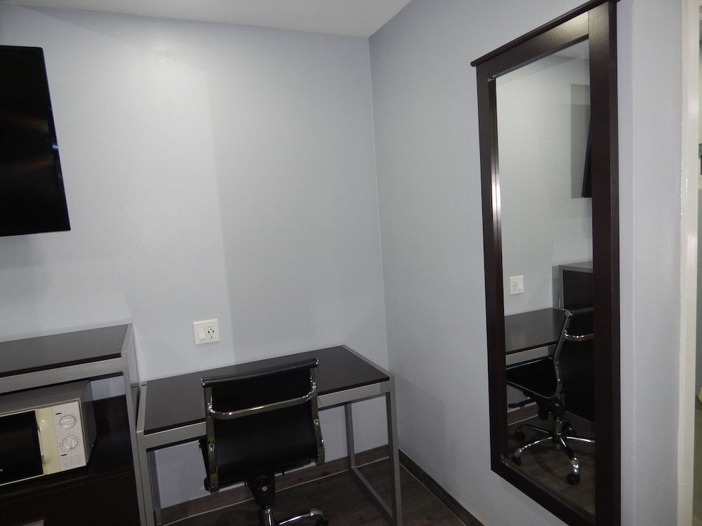 Executive Inn Standard Room, Non Smoking 5