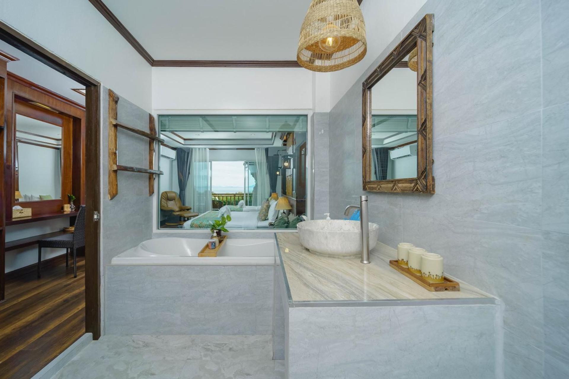 Deluxe Triple Room with Balcony and Mountain view