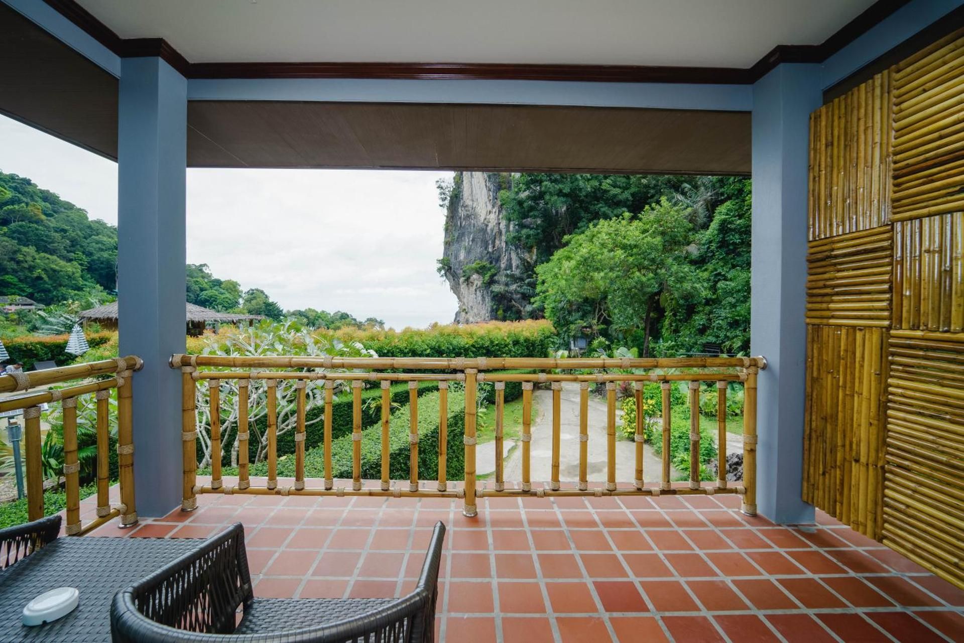 Deluxe Triple Room with Balcony and Mountain view