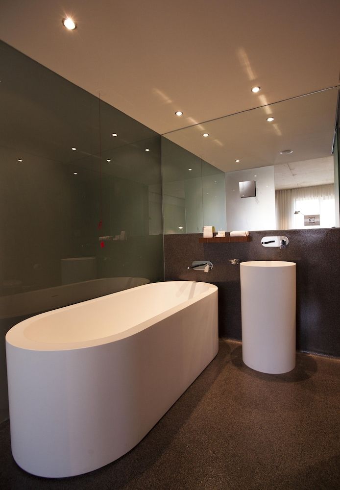 Deep Soaking Bathtub