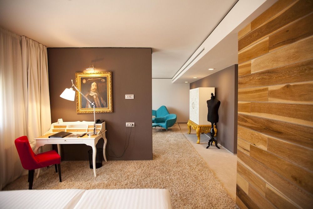 Graffit Gallery Design Hotel Junior Suite 5