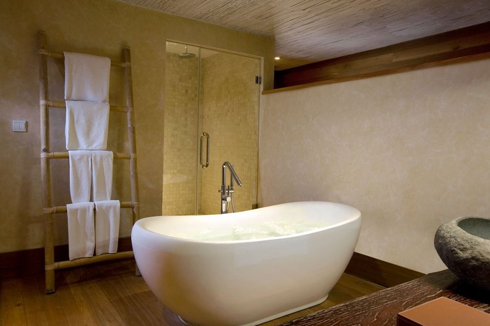 Deep Soaking Bathtub