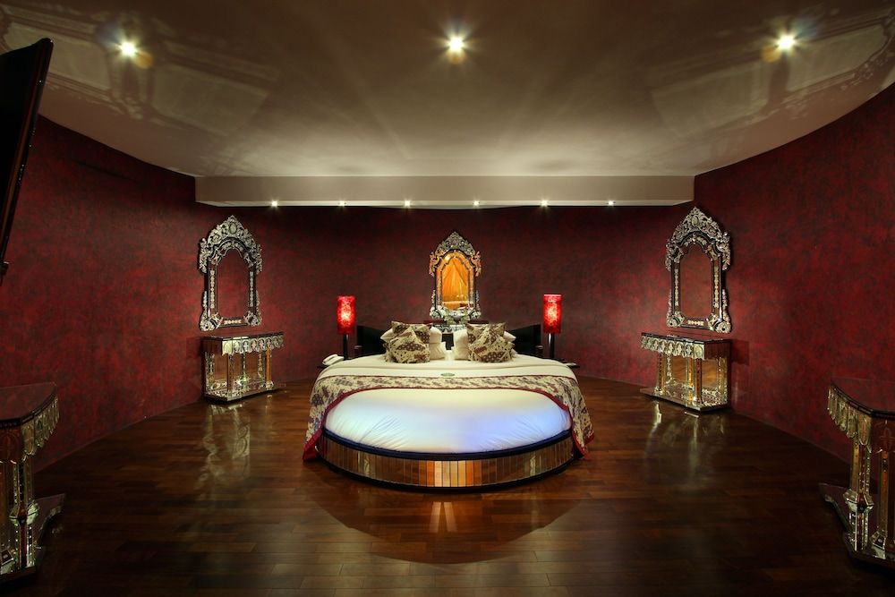 Honeymoon Suite