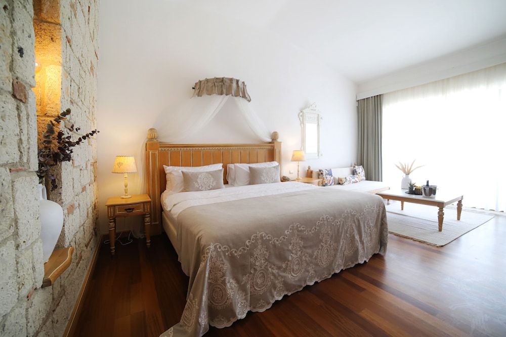 Deluxe Room (Land View)