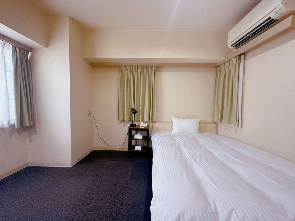 Semi Double Room, Smoking