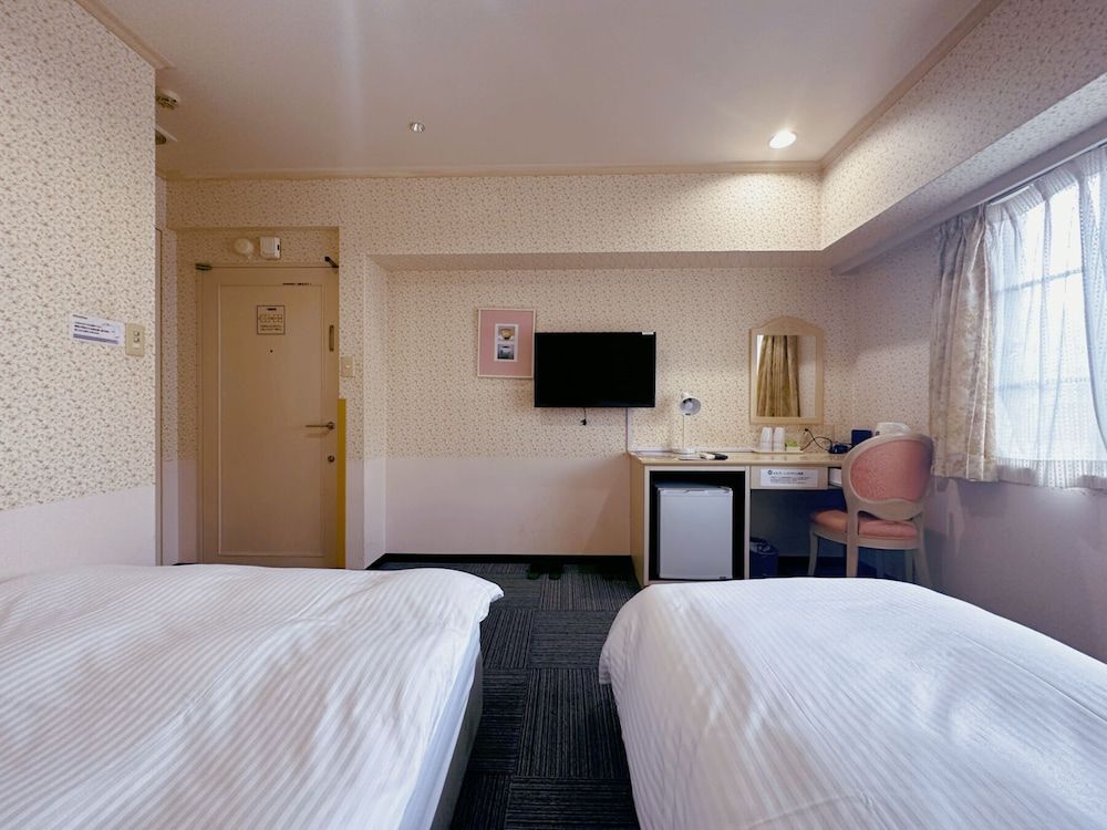 Semi Triple Room, Smoking