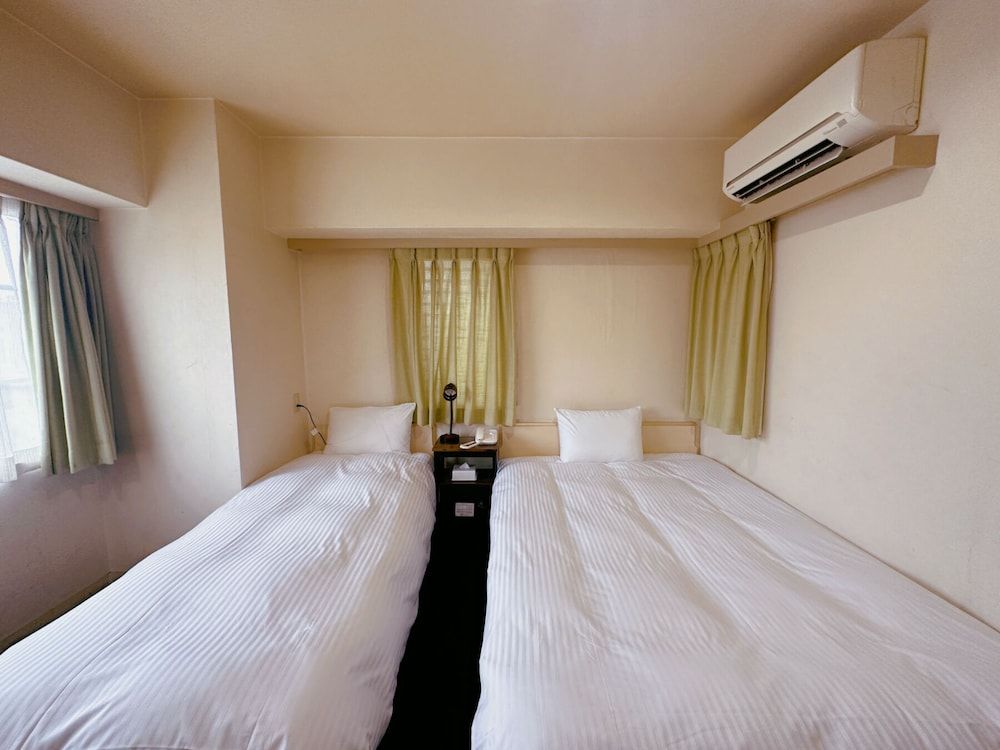 Semi Triple Room, Smoking
