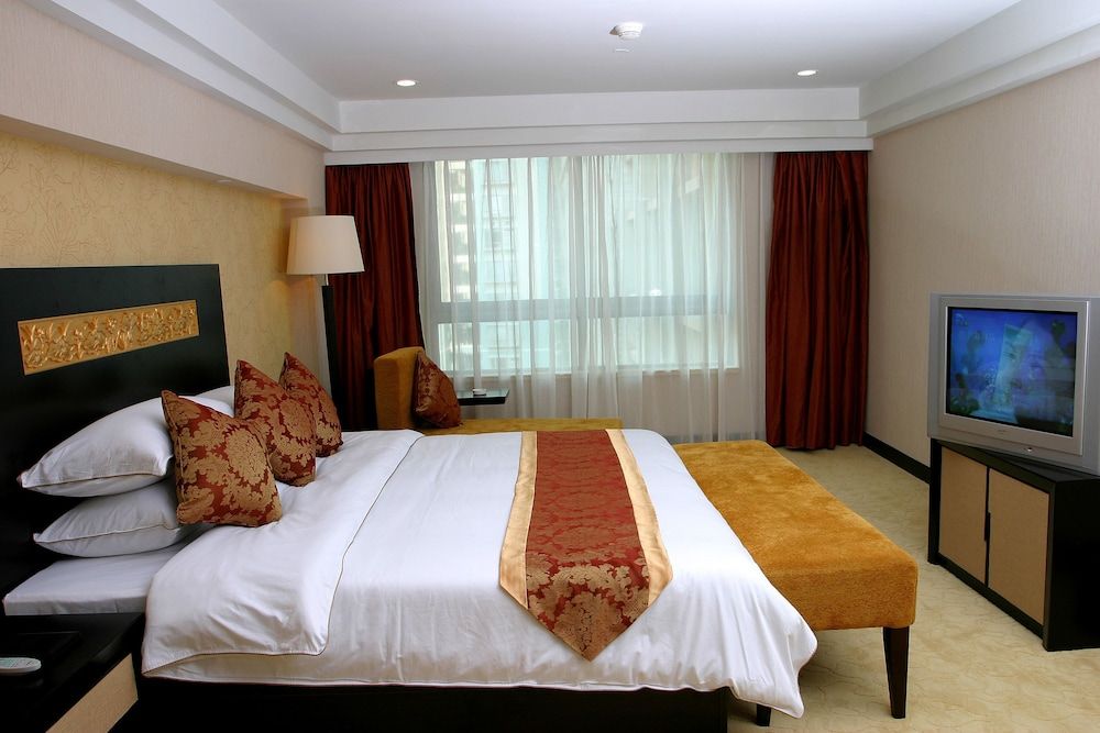 Deluxe Suite (1 King Bed)