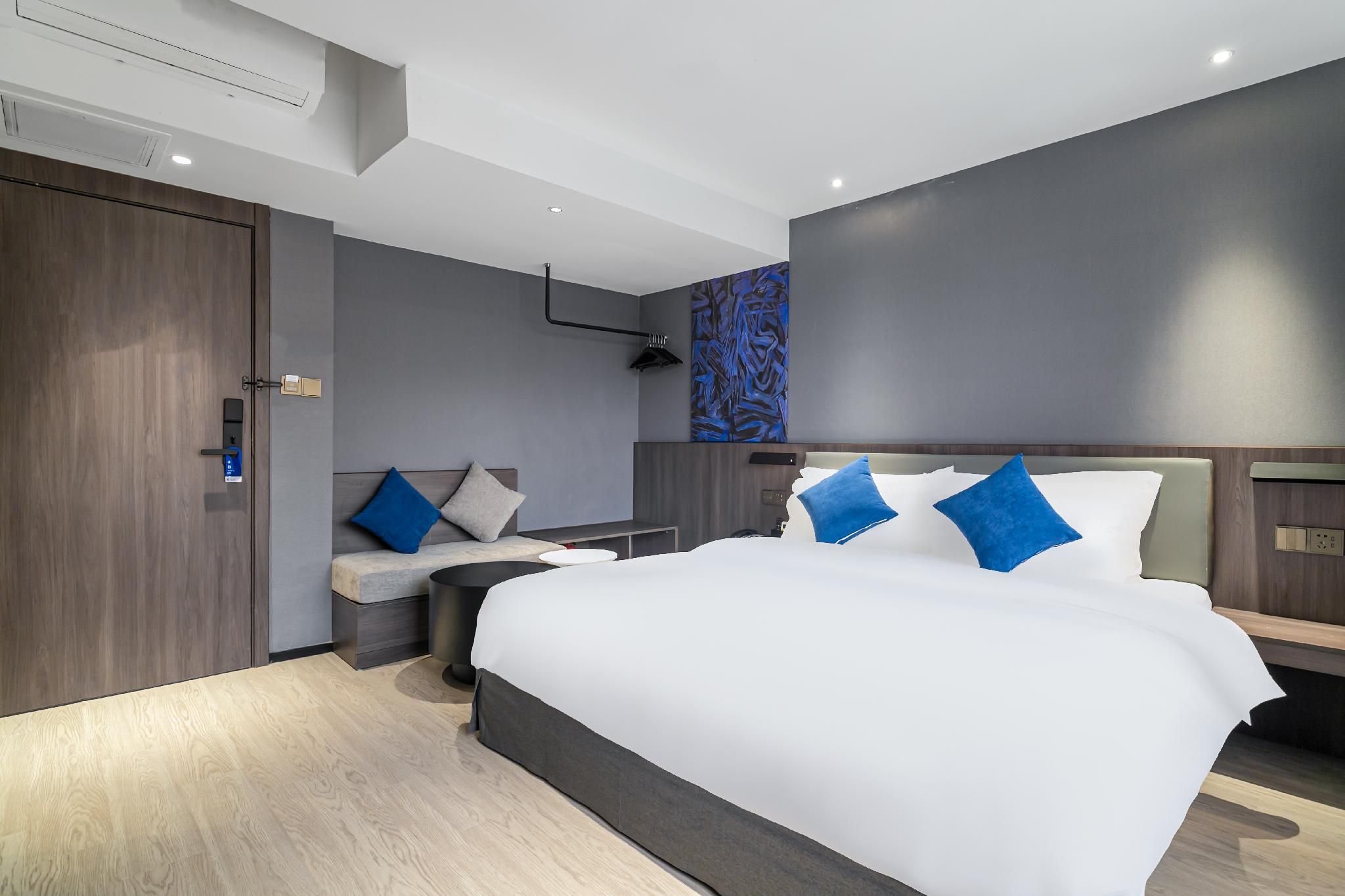 Business King Room