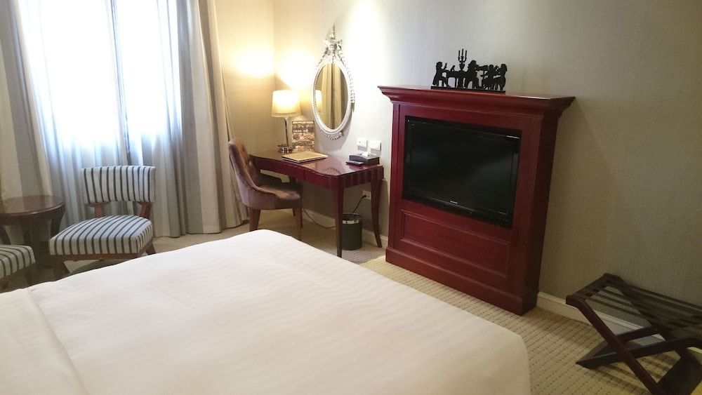 MRT Hotel Classic Double Room 6