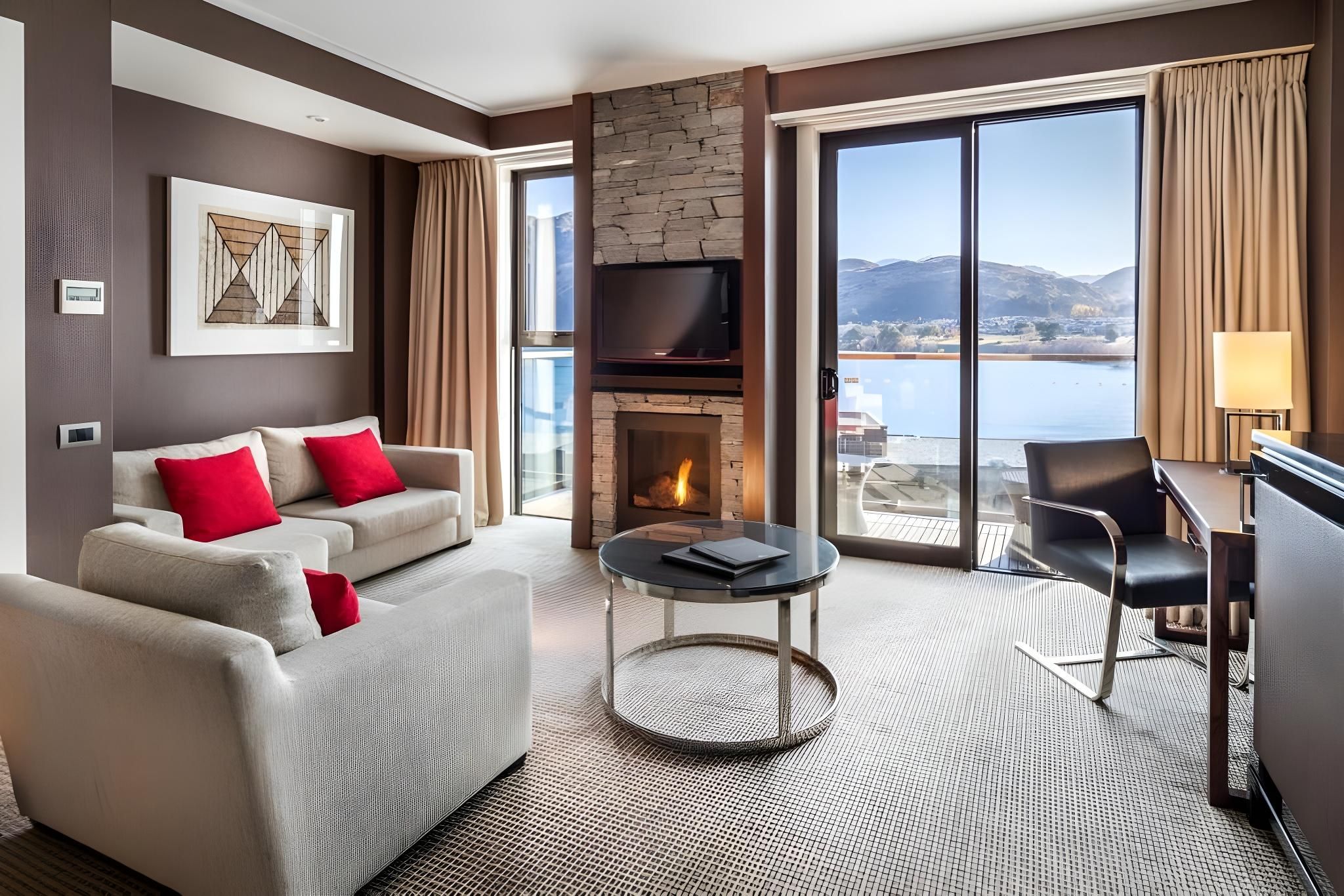 King Hilton Deluxe Plus Lakeview Room