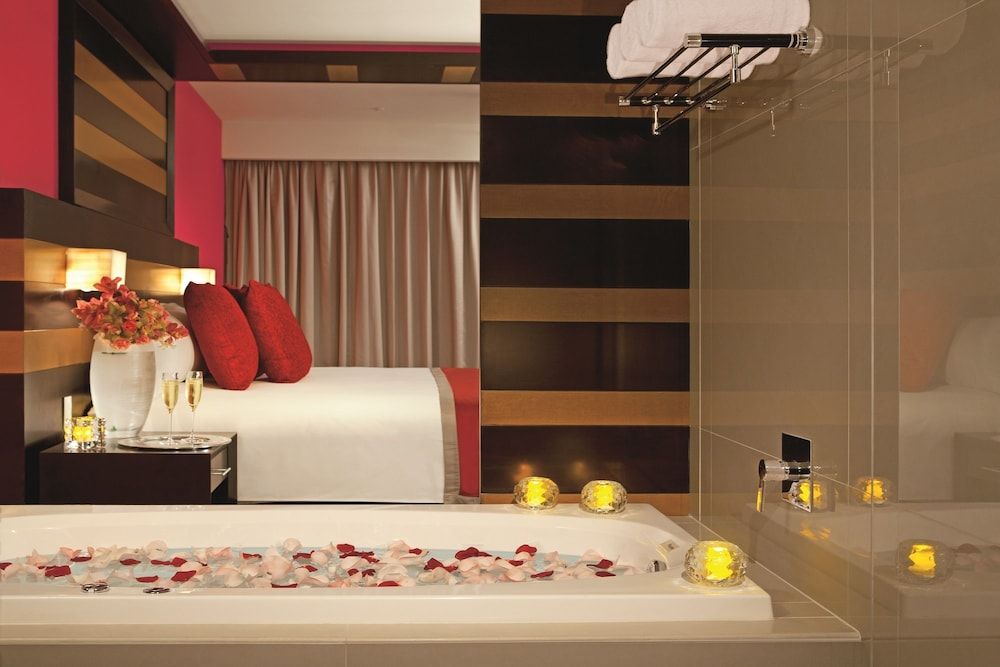 Junior Suite, 1 King Bed, Hot Tub