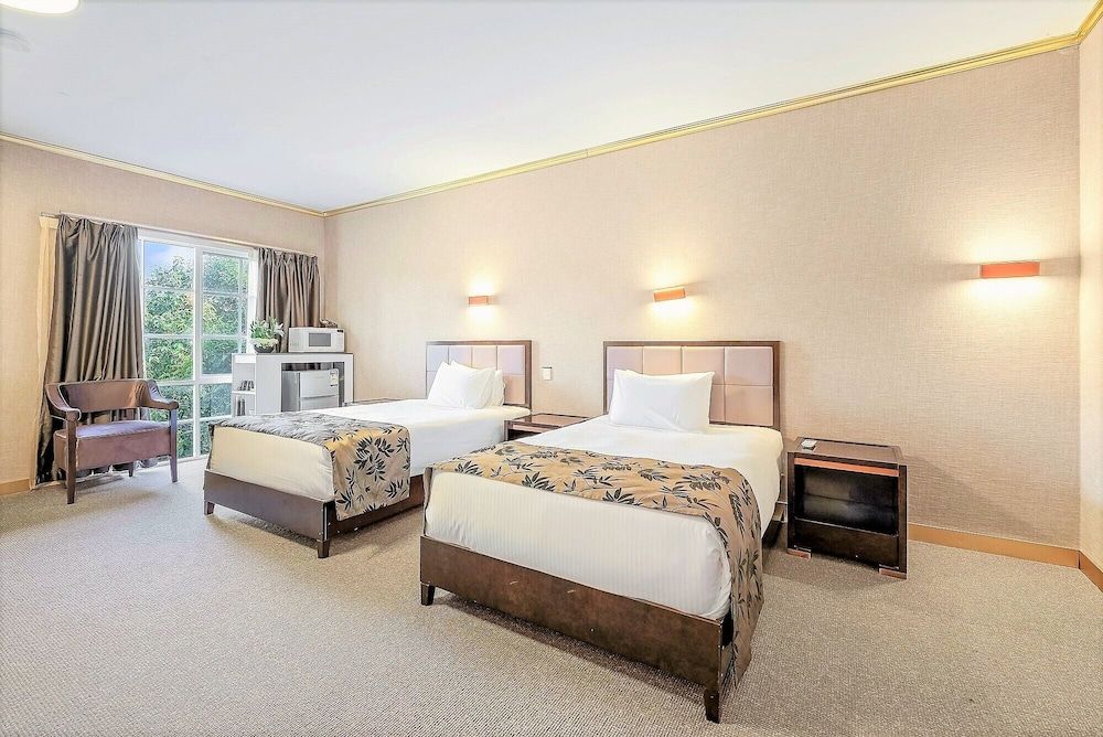 Eltham Gateway Hotel Hillview Spa Suite with Two Queen Beds