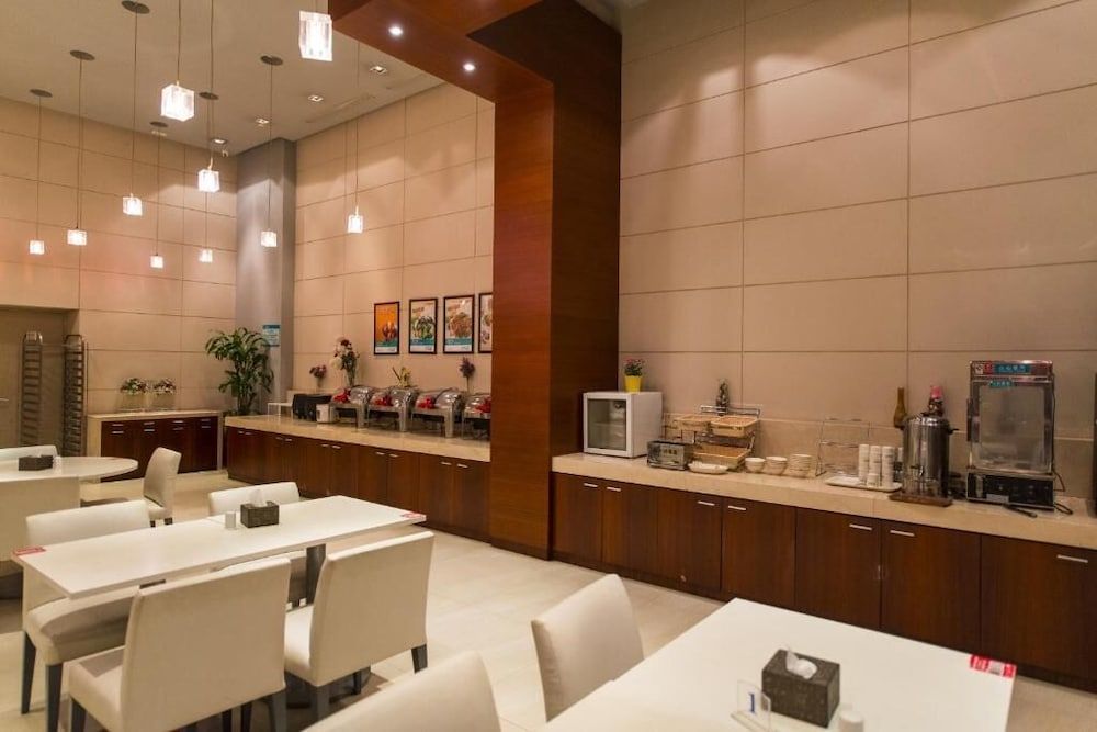 undefined Magnolia Hotel - Shanghai Henglong Plaza store 6