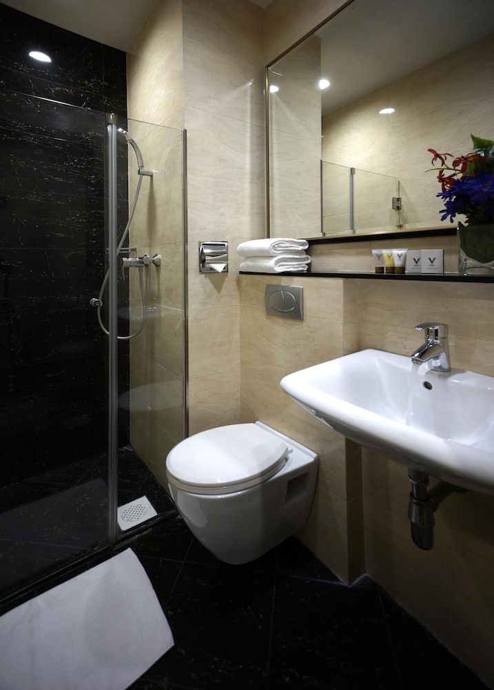 V Hotel Lavender Twin Room, 2 Twin Beds 3