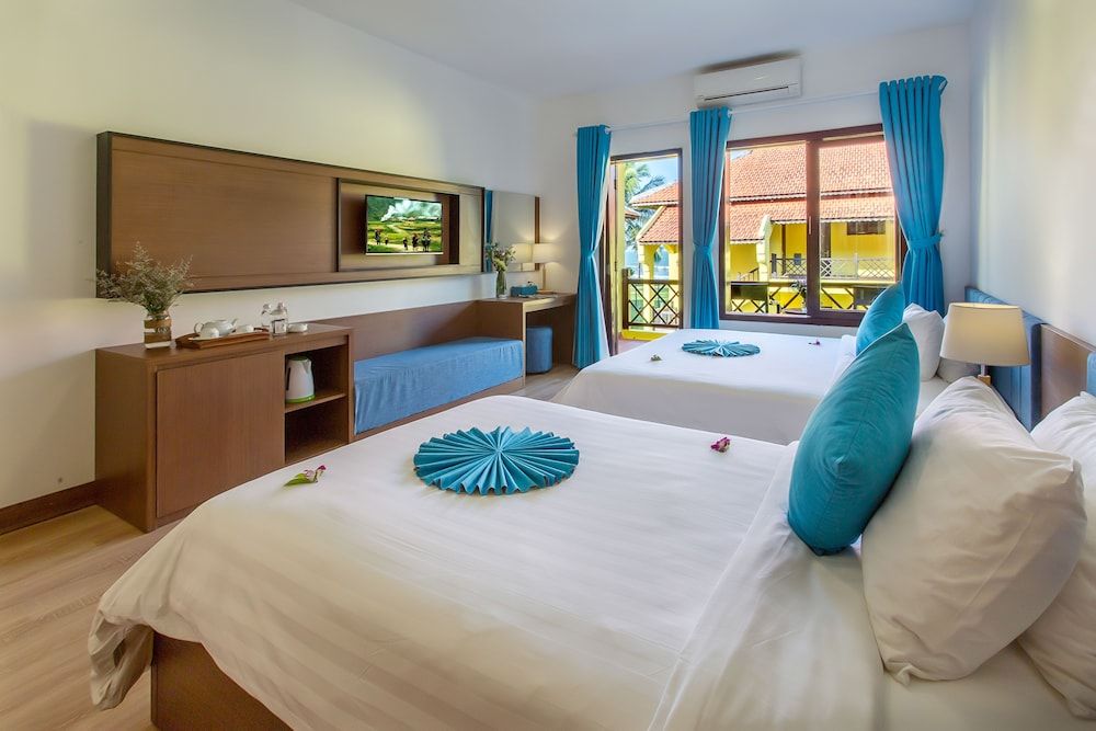 Tropical Beach Hoi An Resort Deluxe Twin Room, Garden View 3