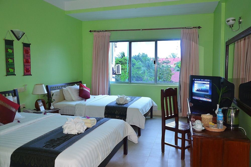 undefined Parklane Hotel 4