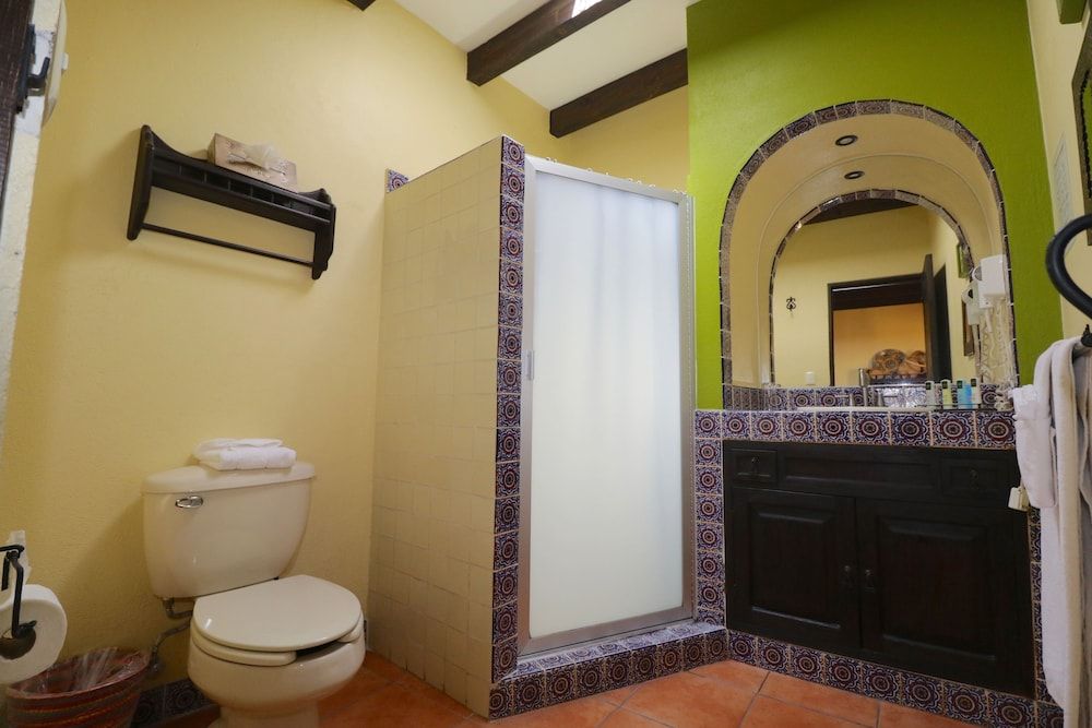 Casa Mia Suites Deluxe King Suite 9