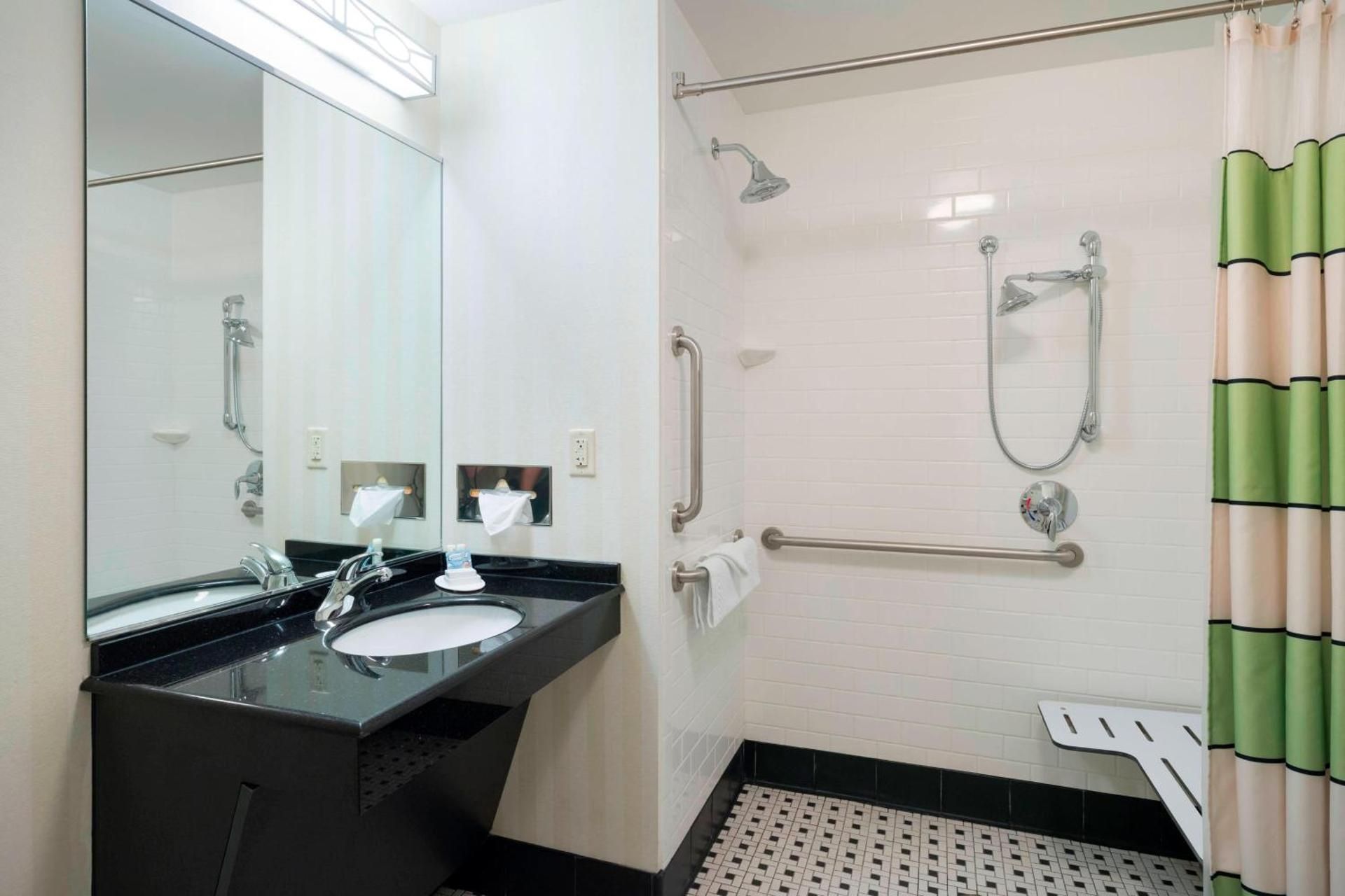 Fairfield Inn & Suites Huntingdon Route 22 Raystown Lake King Studio with Sofa Bed and Adapted Tub - Mobility and Hearing Accessible 2