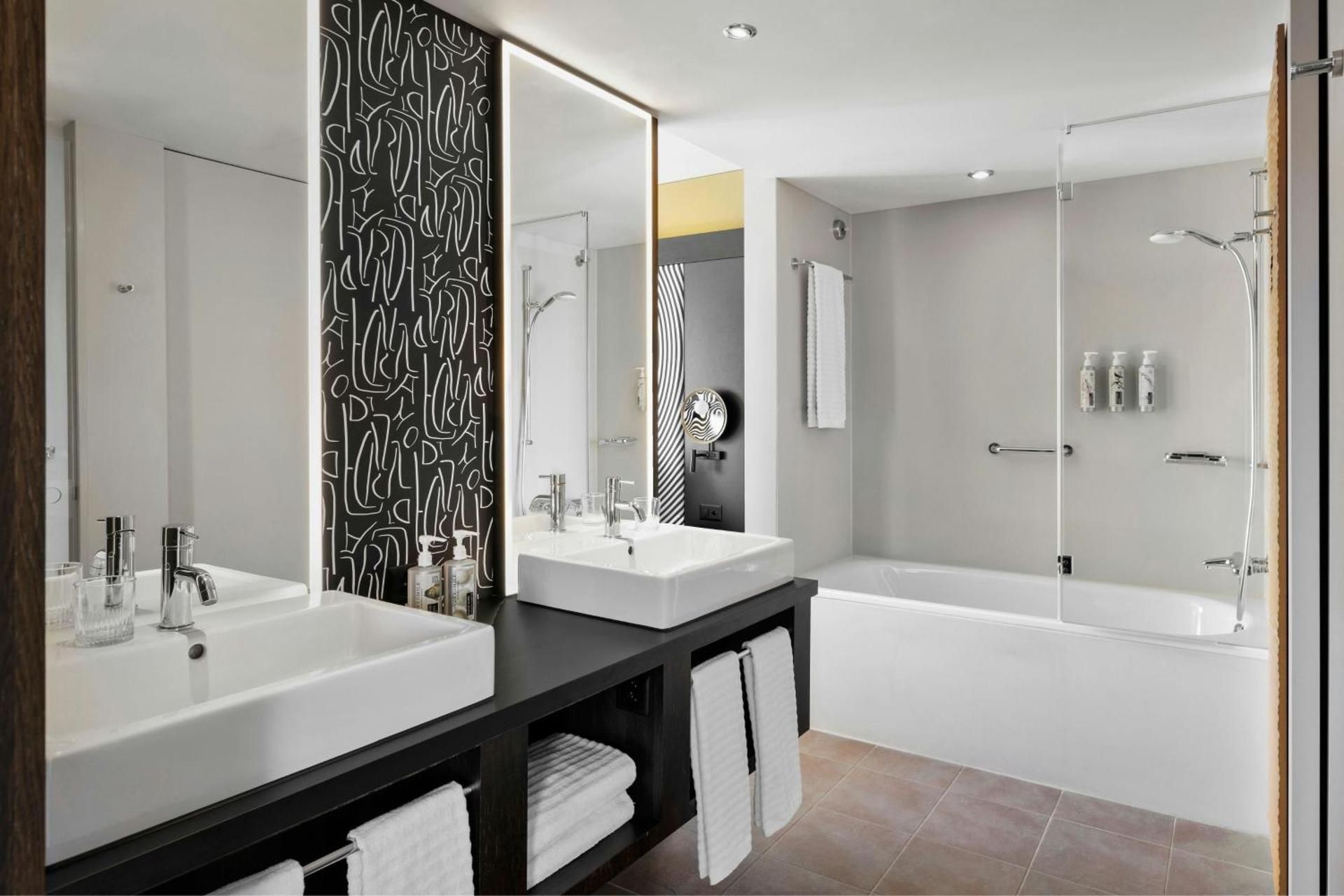 Renaissance Suite, Club lounge access, 1 Bedroom Executive Suite, 1 King, Sofa bed
