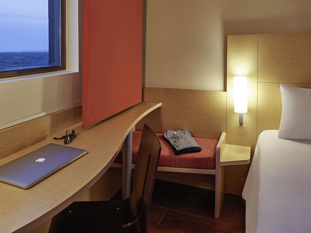 ibis Cancun Centro Double Room, 1 Double Bed 11