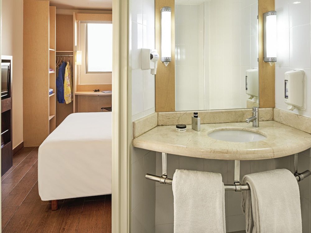 ibis Cancun Centro Double Room, 1 Double Bed 9