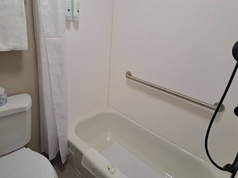 Quality Inn Room, 1 King Bed, Accessible, Non Smoking 5