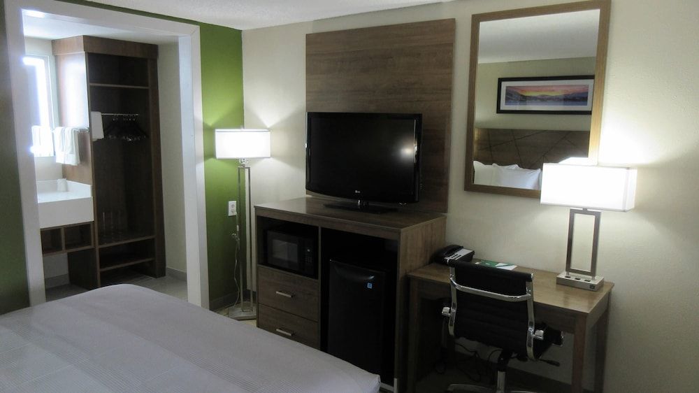 Quality Inn Room, 1 King Bed, Accessible, Non Smoking 8