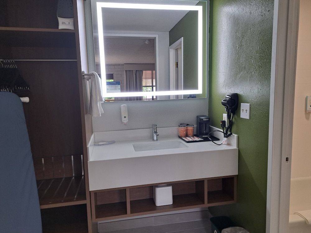 Quality Inn Standard Room, 1 King Bed, Non Smoking 5