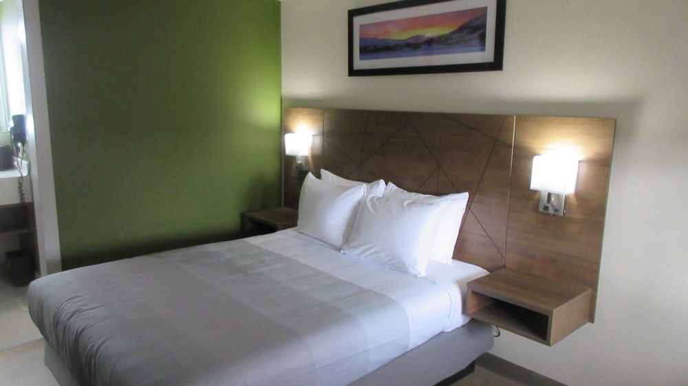 Quality Inn Standard Room, 1 Queen Bed, Non Smoking 2