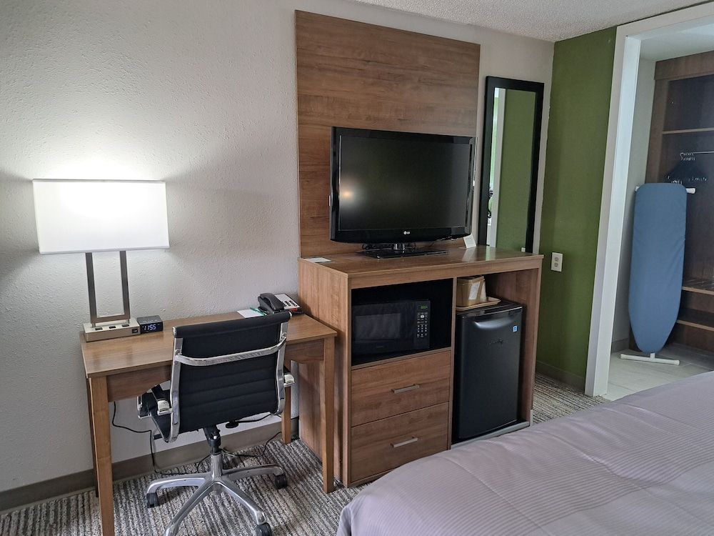 Quality Inn Standard Room, 1 King Bed, Non Smoking 6