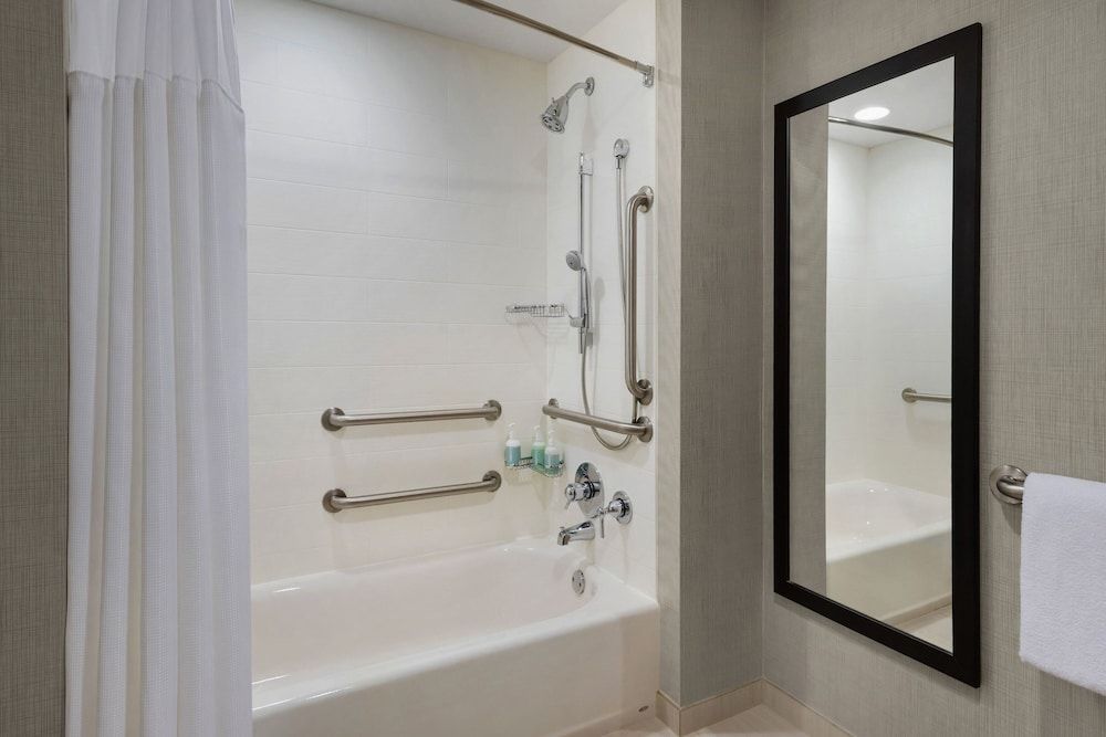 Room, 1 Bedroom, Corner (Mobility/Hearing Accessible, Tub)