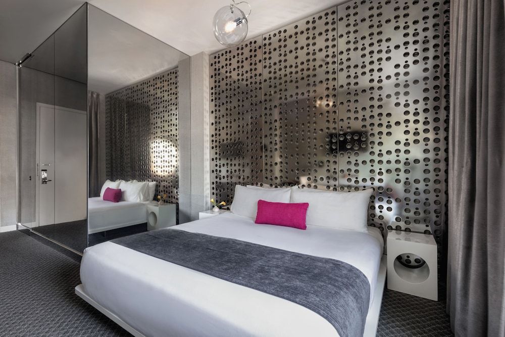 Dream Downtown, by Hyatt Room, 1 Queen Bed (Bronze) 2