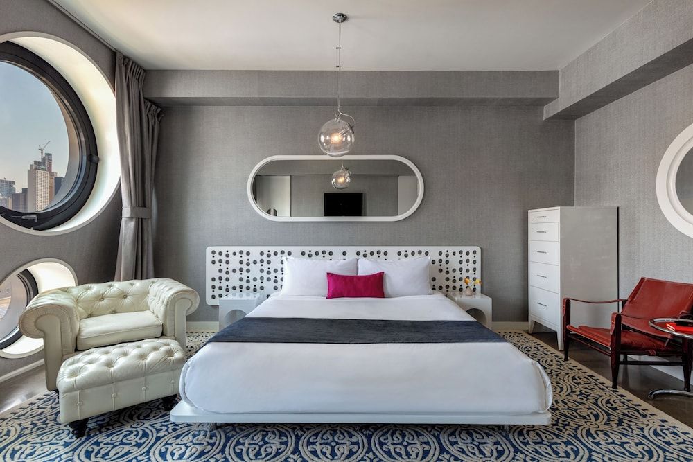Room, 1 King Bed (Gold)