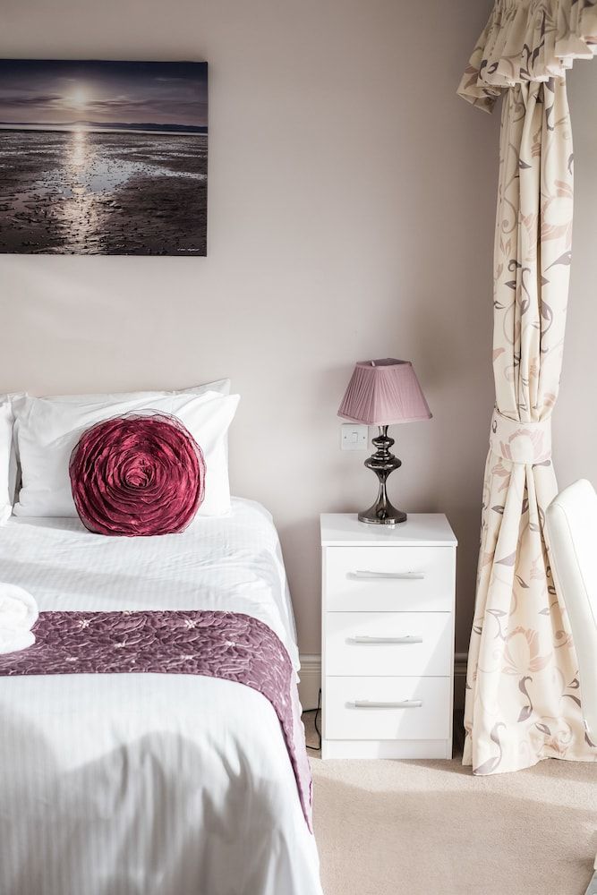 Honeymoon Suite, Sea View