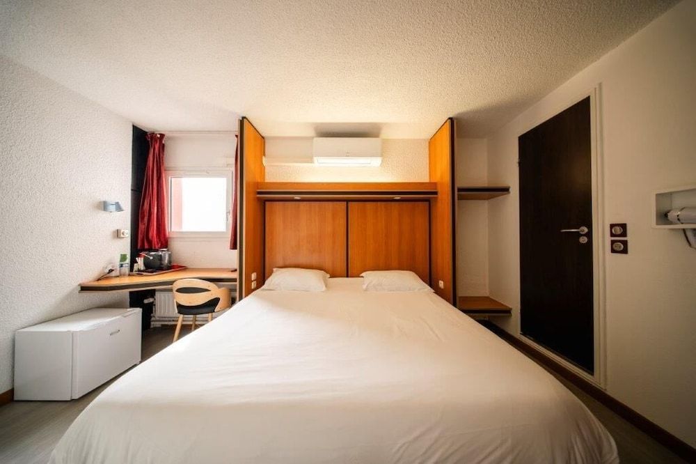 Brit Hotel La Bonne Etape Standard Twin Room 2