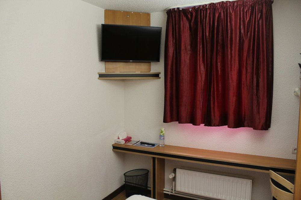 Brit Hotel La Bonne Etape Standard Double Room 6