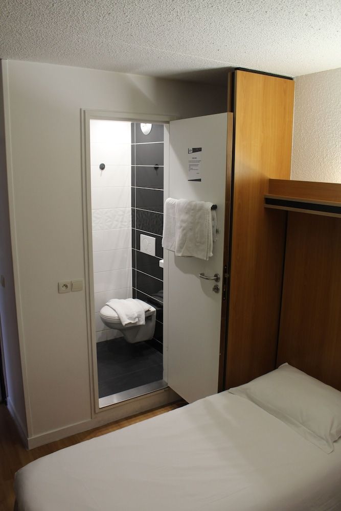 Brit Hotel La Bonne Etape Standard Twin Room 4