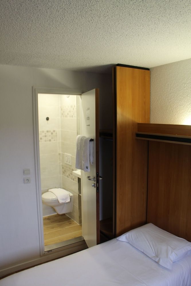 Brit Hotel La Bonne Etape Standard Twin Room 7