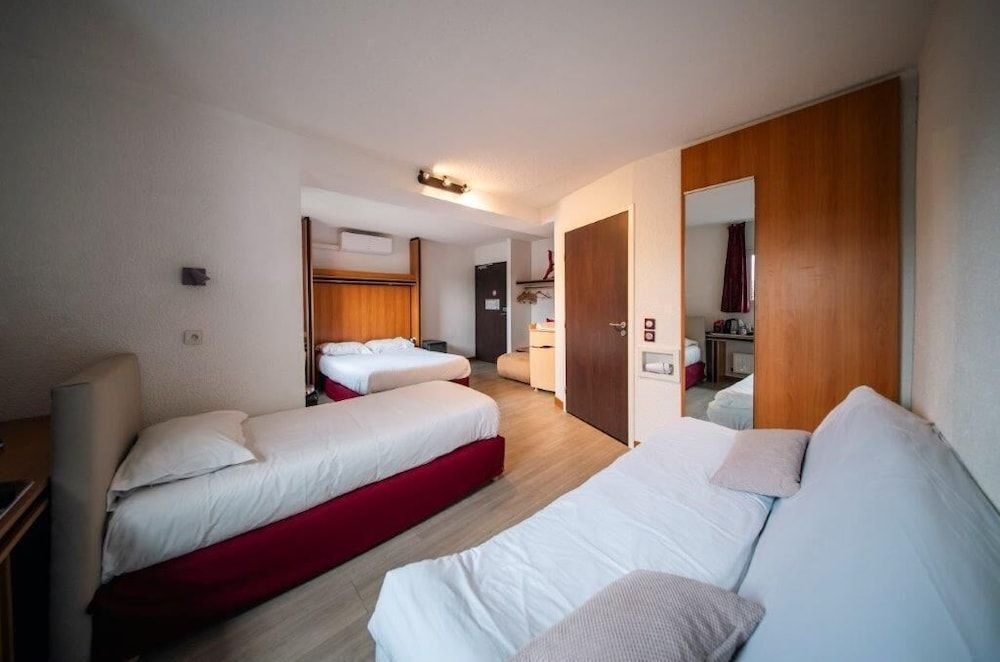 Brit Hotel La Bonne Etape Family Room